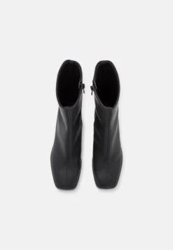Monki Bottines - Black Dark 11 Monki Bottines - Black Dark -Vêtements Boutique 1ceccae4a3684796b9b12cfbf404cfe4