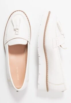 Mocassins - White -Vêtements Boutique 232495a6baea40bebeb3a33bf0fad274