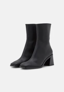Monki Bottines - Black Dark 8 Monki Bottines - Black Dark -Vêtements Boutique 3989a653bdd24719b2914d9406867d30