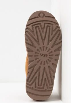 Ugg Neumel - Boots À Talons - Chestnut 16 Ugg Neumel - Boots À Talons - Chestnut -Vêtements Boutique 70969a2ac1944a81a2eeb360eb7eeb28