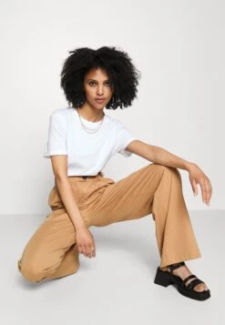 Petite Business Casual Wide Legs With Front Pleats - Pantalon Classique - Beige 9 Petite Business Casual Wide Legs With Front Pleats - Pantalon Classique - Beige -Vêtements Boutique 76a1b0814ce6475195d0c38eab76c036
