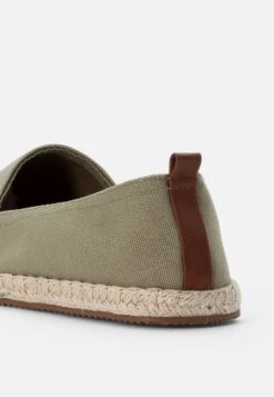 Pier One Rena Espadrille Unisex - Espadrilles - Olive 11 Pier One Rena Espadrille Unisex - Espadrilles - Olive -Vêtements Boutique 8b1ef3dce9d344a08d816af96a53324d